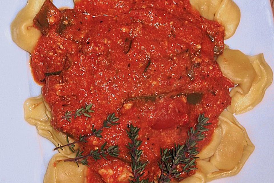 Tortellini in einer Paprika - Tomaten - Sauce mit Schafskäse