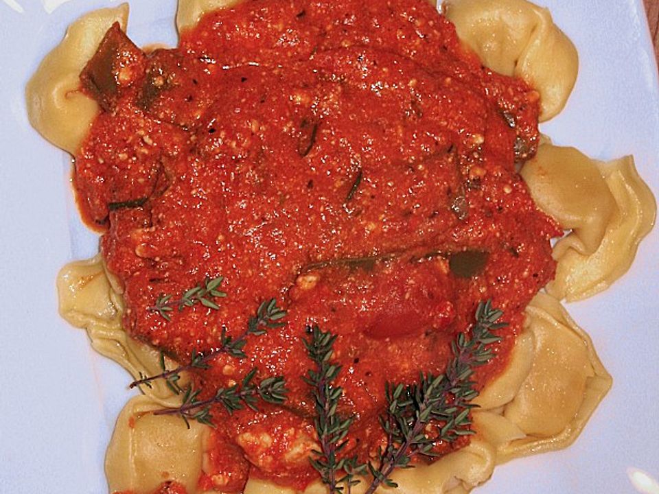 Tortellini in einer Paprika - Tomaten - Sauce mit Schafskäse von ...