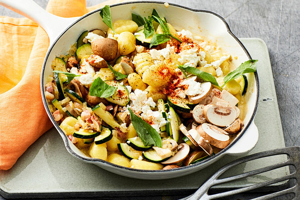 Gnocchipfanne mit Zucchini und Speck