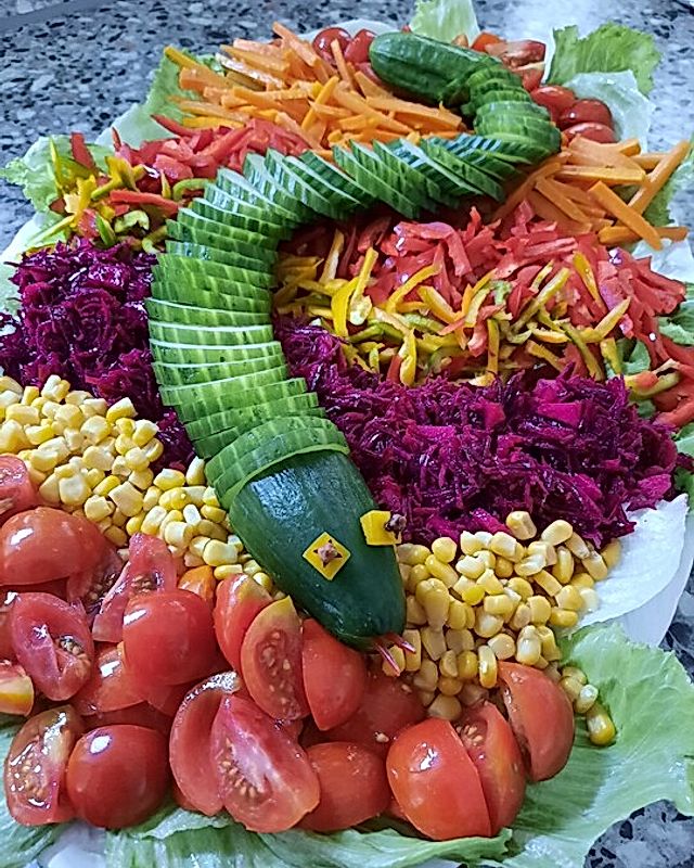 Gurkenschlange im Gemüsebeet