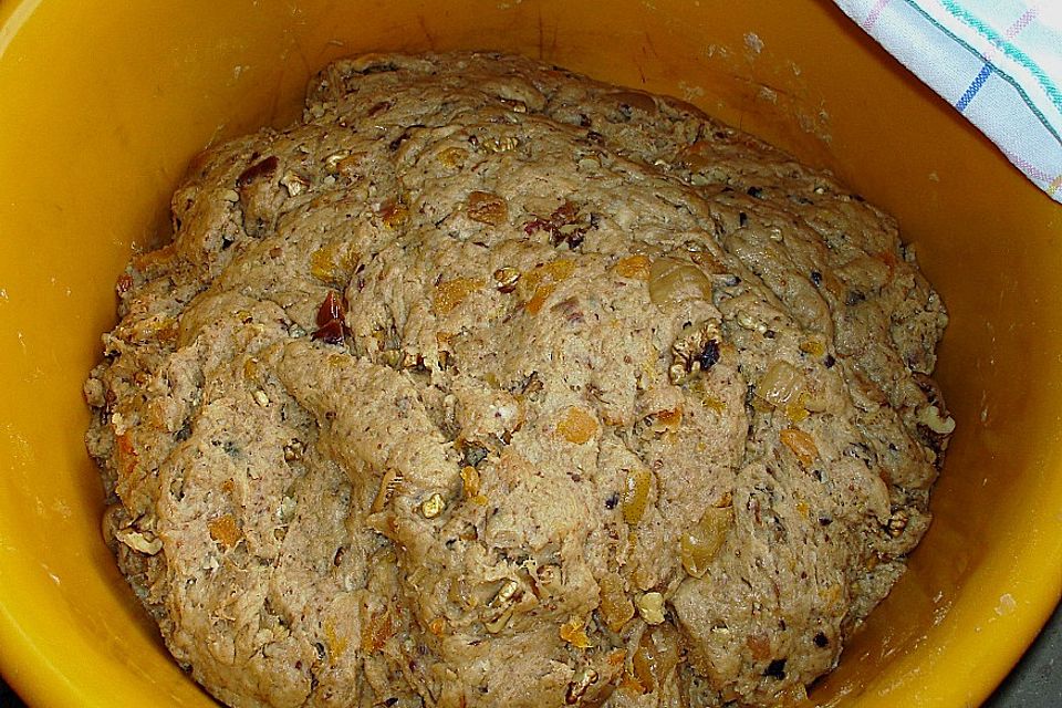 Früchtestollen de luxe mit Marzipanfüllung Früchtestollen de luxe mit Marzipanfüllung
