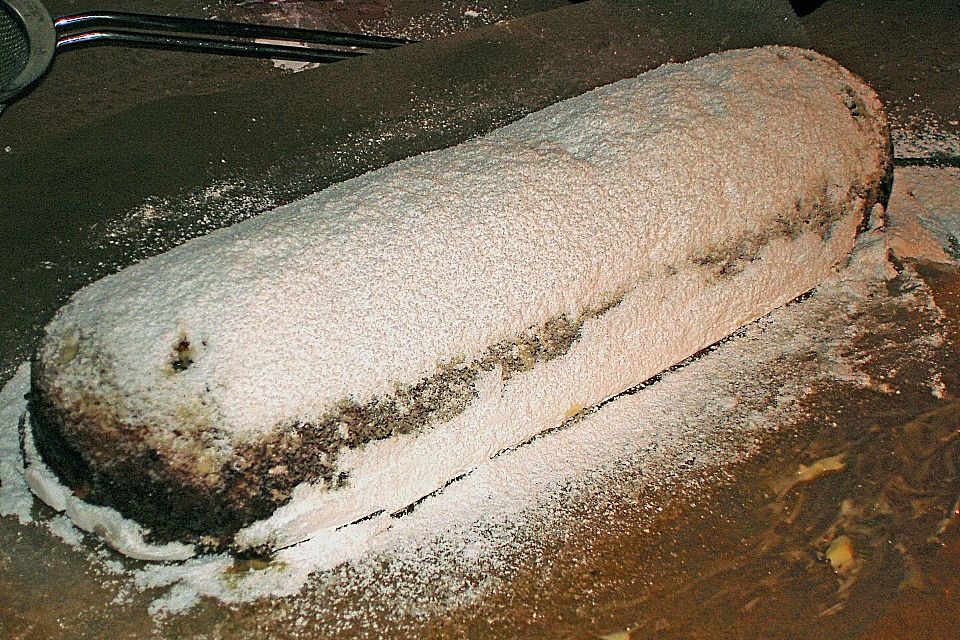 Früchtestollen de luxe mit Marzipanfüllung Früchtestollen de luxe mit Marzipanfüllung