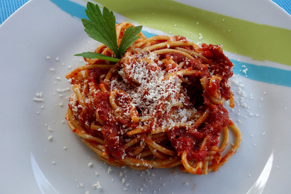 Spaghetti mit Tomatensauce und Parmesan