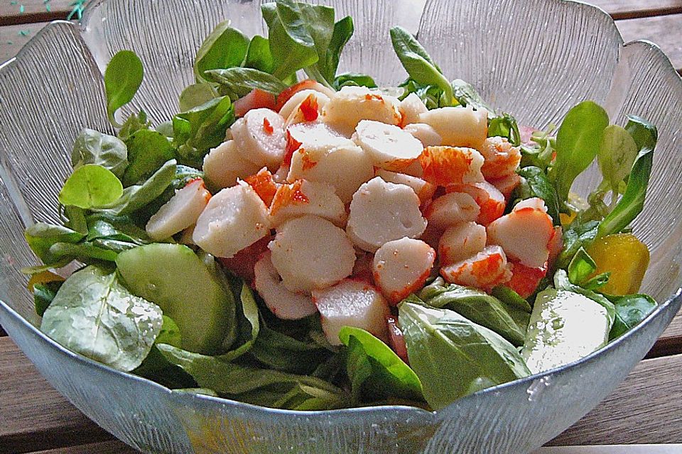 Surimi auf Feldsalat