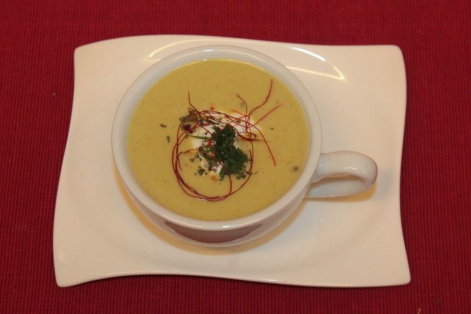 Rosenkohl - Curry - Suppe mit Zimtsahnehäubchen