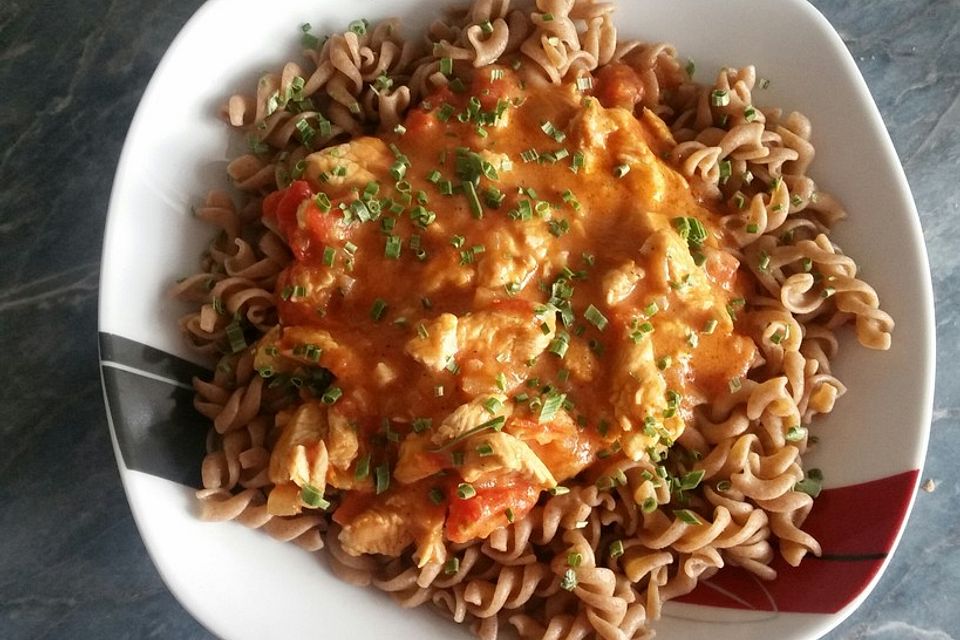 Vollkornnudeln mit Hänchenbruststreifen in scharfer Tomaten - Frischkäsesauce