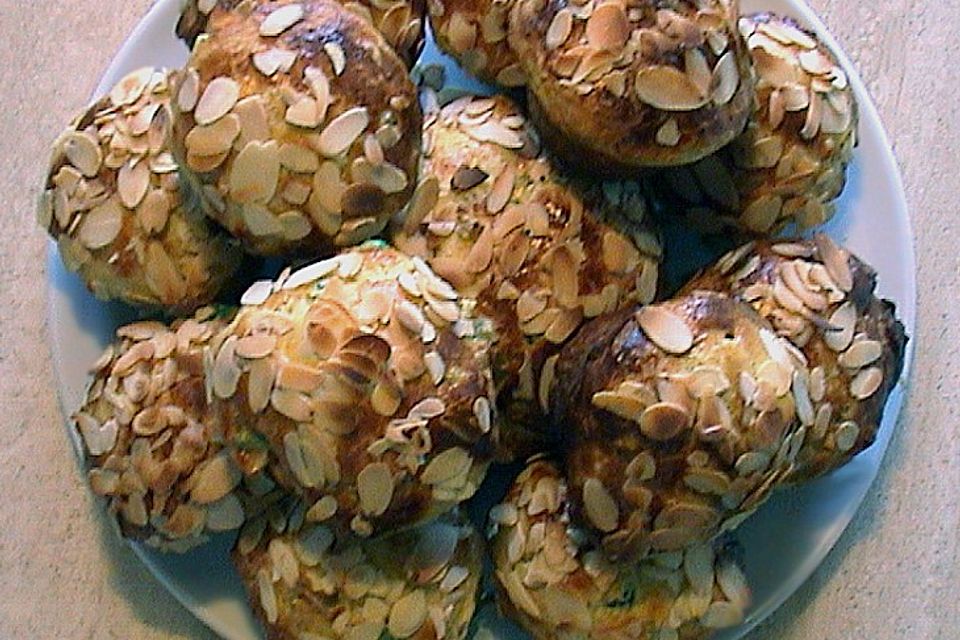 Brioches und Orangenmarmelade