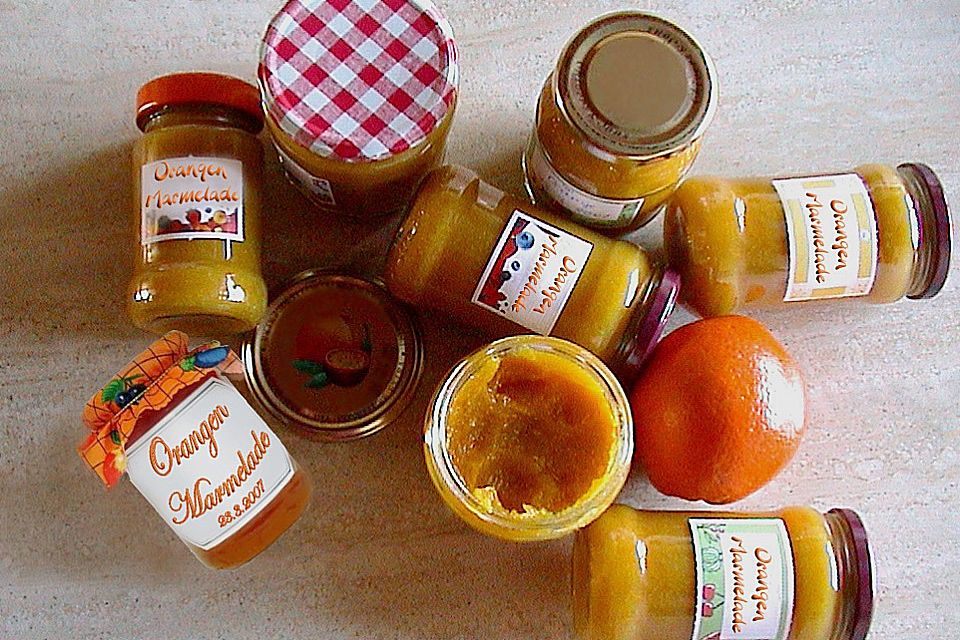 Brioches und Orangenmarmelade