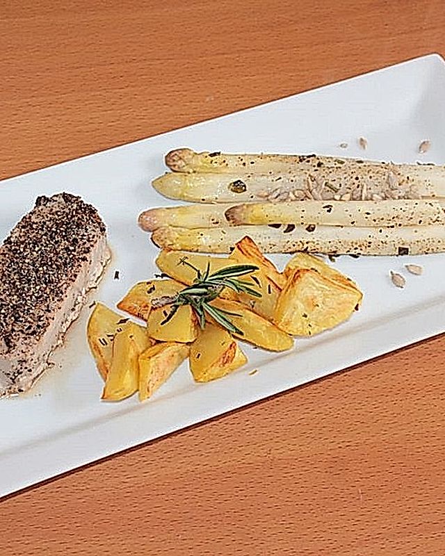 Steak vom Thunfisch mit Pfeffer-Limetten-Kruste an mariniertem Spargel mit Röstkartoffeln