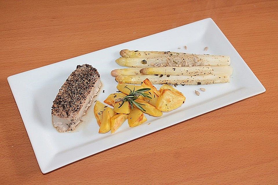 Steak vom Thunfisch mit Pfeffer-Limetten-Kruste an mariniertem Spargel mit Röstkartoffeln