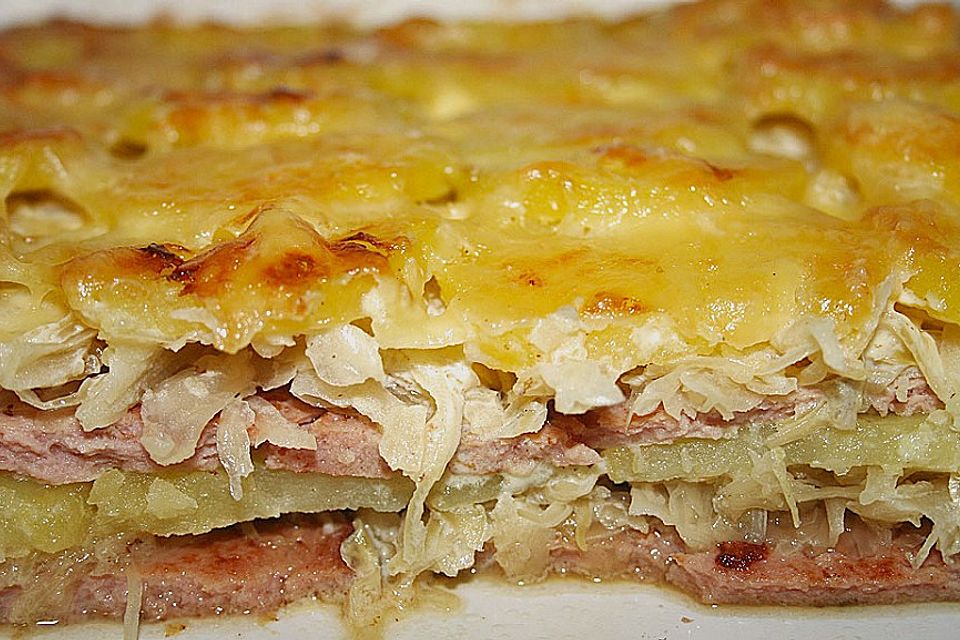 Leberkäseauflauf mit Sauerkraut und Kartoffeln