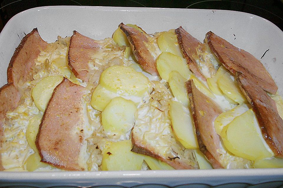 Leberkäseauflauf mit Sauerkraut und Kartoffeln