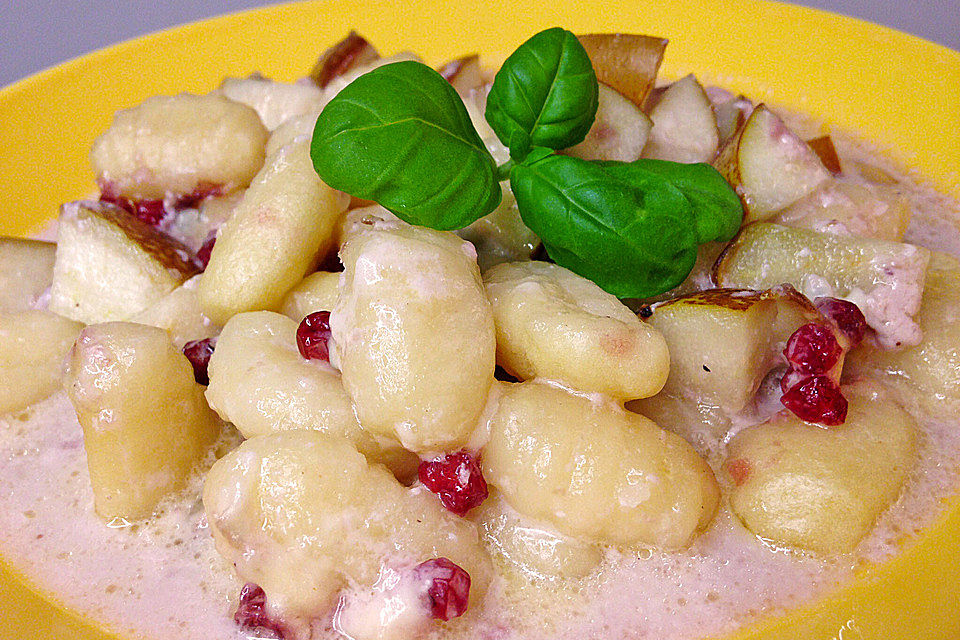 Gnocchi mit Birnen-Gorgonzola-Sauce überbacken