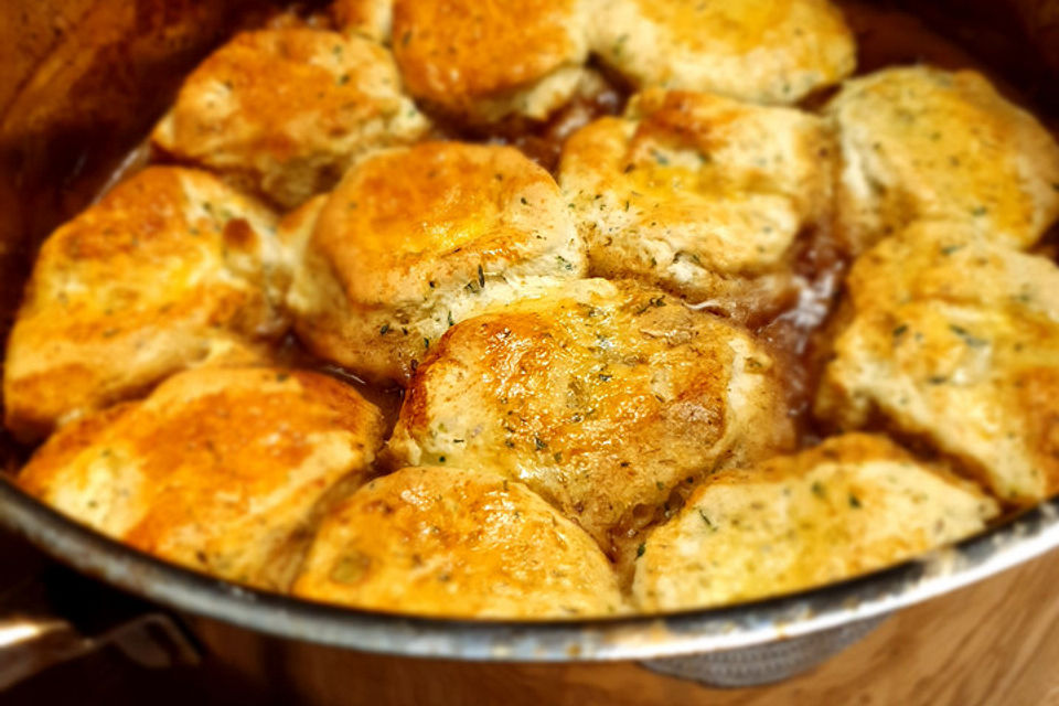 Rinderschmortopf mit Kräuter-Scones