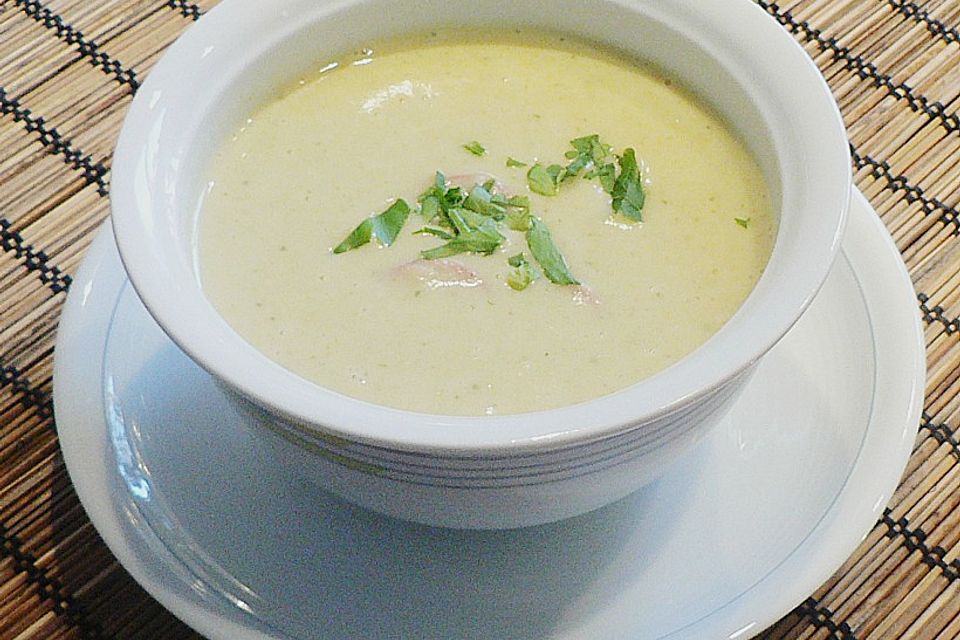 Kartoffelcremesuppe mit Wiener Würstchen