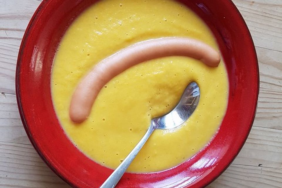 Kartoffelcremesuppe mit Wiener Würstchen