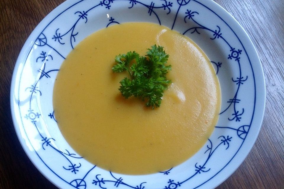 Kartoffelcremesuppe mit Wiener Würstchen