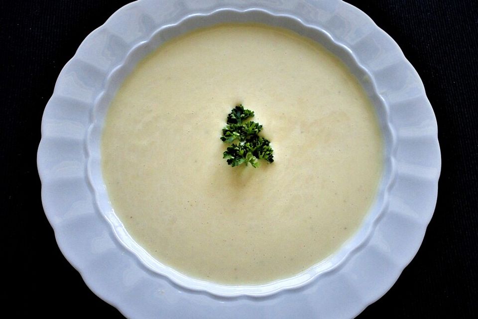 Kartoffelcremesuppe mit Wiener Würstchen