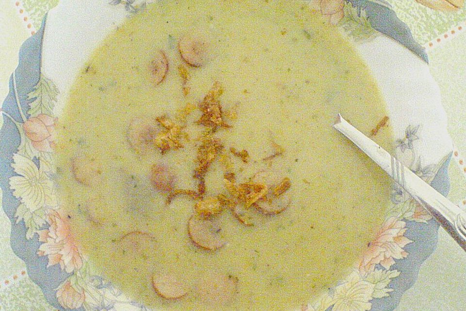 Kartoffelcremesuppe mit Wiener Würstchen