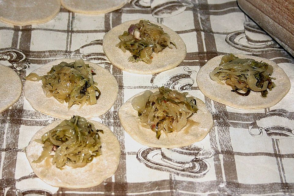 Russische Maultaschen mit Sauerkrautfüllung Russische Maultaschen mit Sauerkrautfüllung