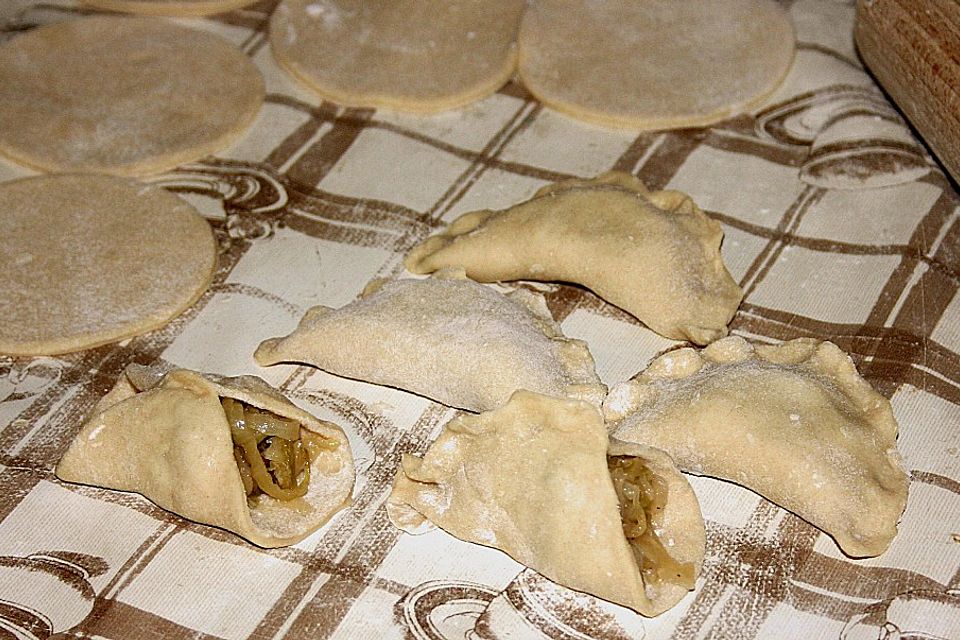 Russische Maultaschen mit Sauerkrautfüllung Russische Maultaschen mit Sauerkrautfüllung