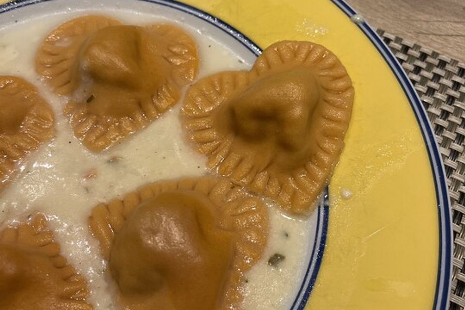 Gefüllte Nudelherzen in beschwipster Käsesauce Gefüllte Nudelherzen in beschwipster Käsesauce