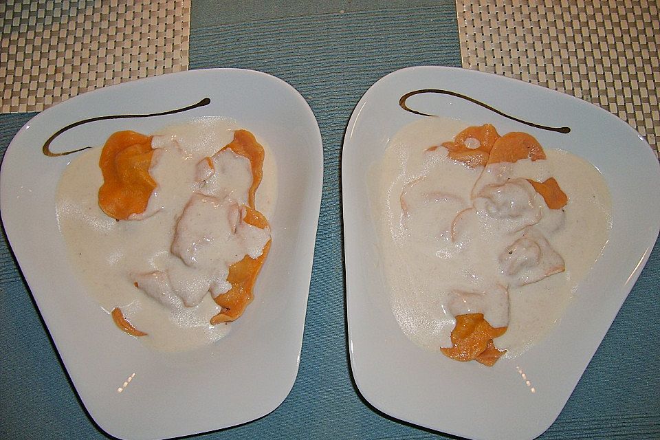 Gefüllte Nudelherzen in beschwipster Käsesauce Gefüllte Nudelherzen in beschwipster Käsesauce
