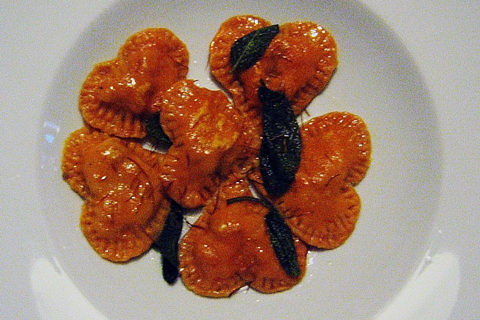 Gefüllte Nudelherzen in beschwipster Käsesauce Gefüllte Nudelherzen in beschwipster Käsesauce
