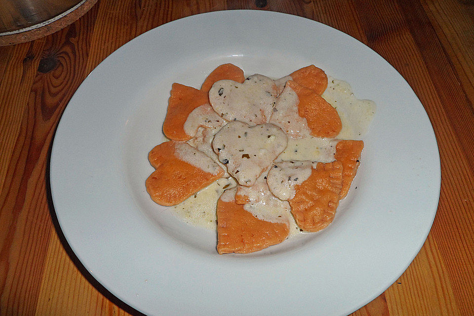 Gefüllte Nudelherzen in beschwipster Käsesauce Gefüllte Nudelherzen in beschwipster Käsesauce