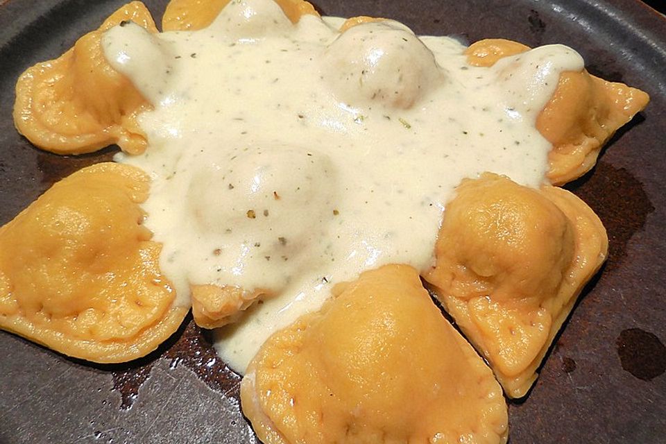 Gefüllte Nudelherzen in beschwipster Käsesauce Gefüllte Nudelherzen in beschwipster Käsesauce