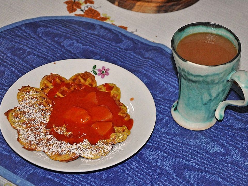 Kürbiswaffeln mit Hagebutten - Birnen - Soße von sp1904| Chefkoch