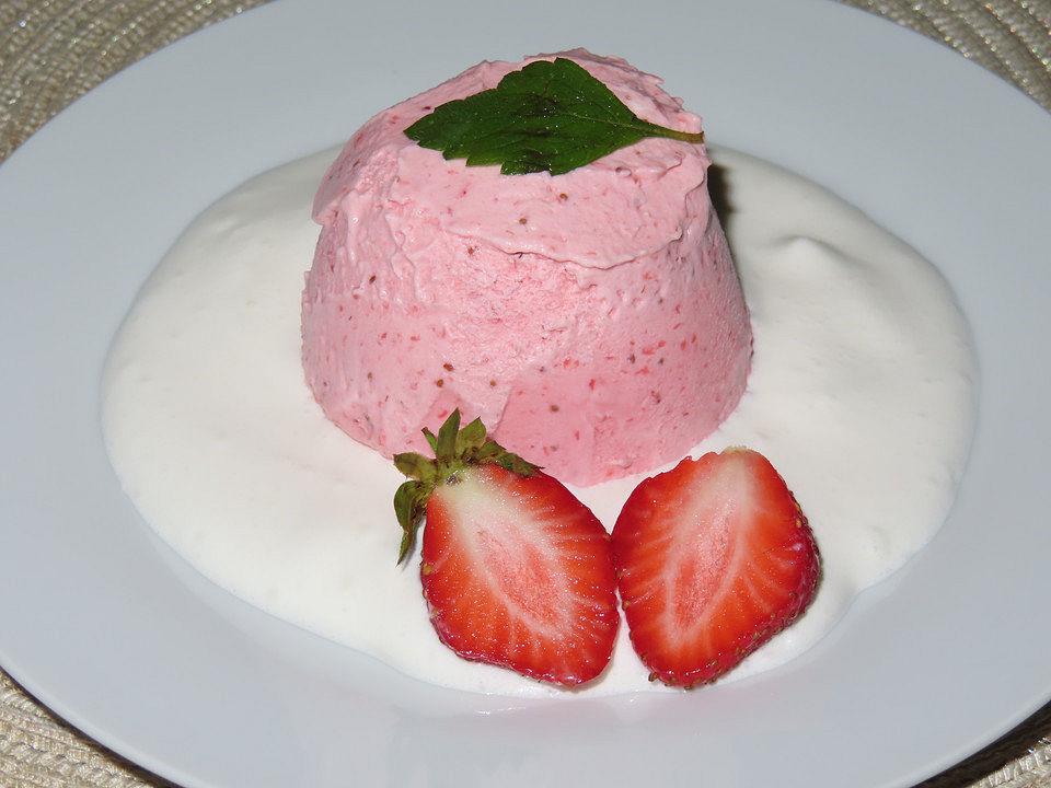 Erdbeerparfait auf Rahmschaum von Traudl| Chefkoch