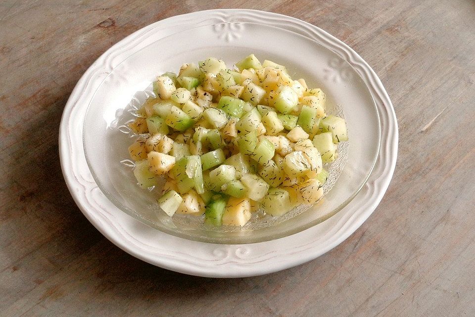 Gurkensalat mit Apfel und Dill