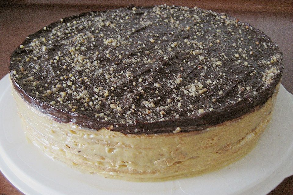 Nuss - Schokotorte mit Baiser - Spezialität aus Kiew (Ukraine)