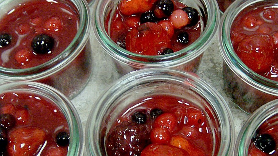 Beerengrütze mit Vanillesoße von Bärchenmama Beerengrütze mit Vanillesoße von Bärchenmama