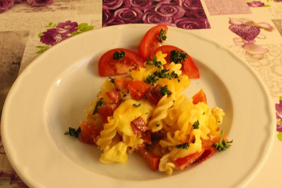 Nudelauflauf mit Tomate und Salami