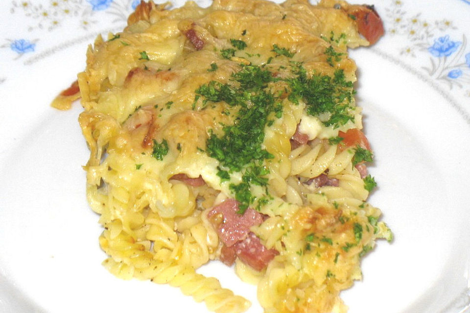 Nudelauflauf mit Tomate und Salami