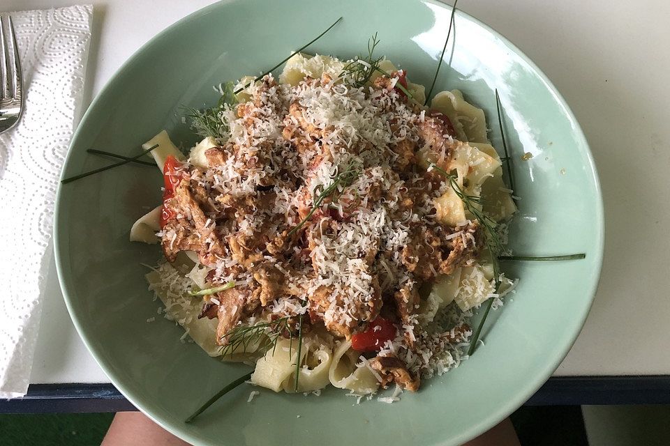 Tortiglioni in italienischer Pfifferling-Sahne-Sauce