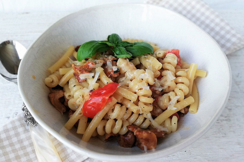 Tortiglioni in italienischer Pfifferling-Sahne-Sauce