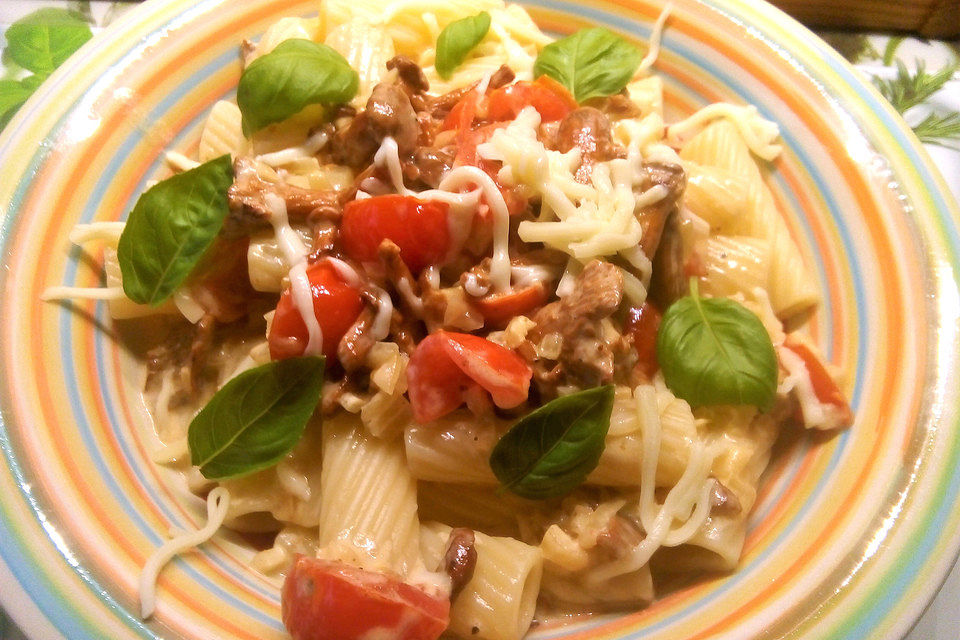 Tortiglioni in italienischer Pfifferling-Sahne-Sauce