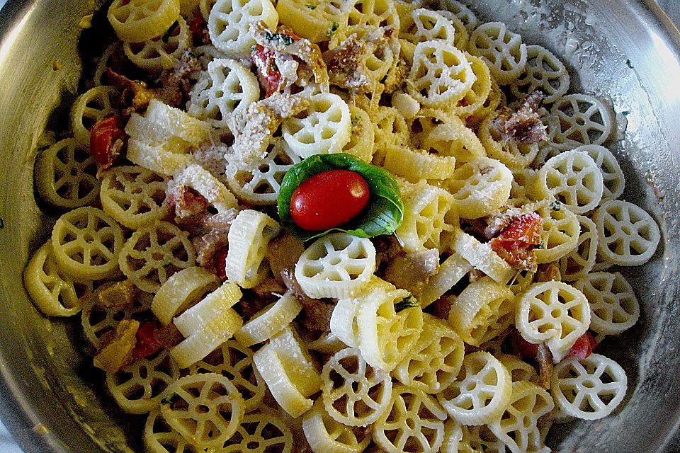 Tortiglioni in italienischer Pfifferling-Sahne-Sauce