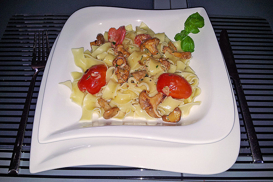 Tortiglioni in italienischer Pfifferling-Sahne-Sauce