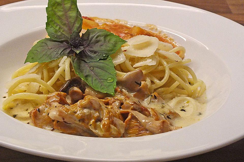 Tortiglioni in italienischer Pfifferling-Sahne-Sauce