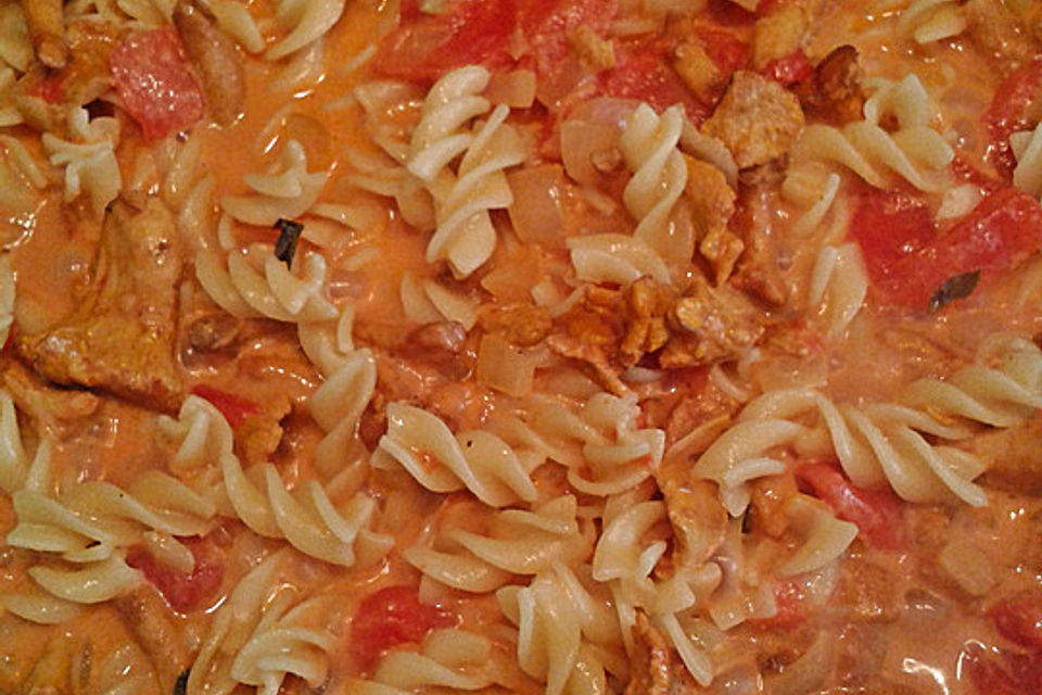 Tortiglioni in italienischer Pfifferling-Sahne-Sauce