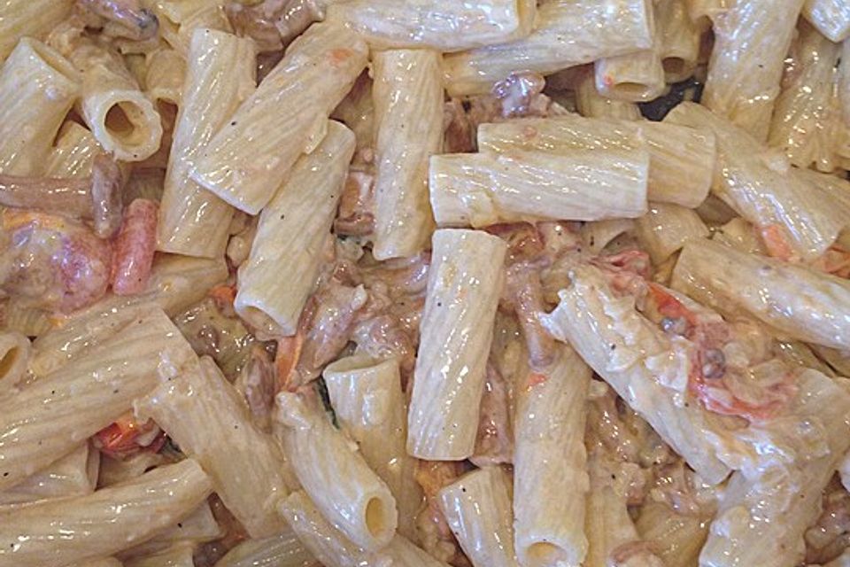 Tortiglioni in italienischer Pfifferling-Sahne-Sauce