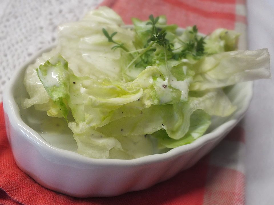 Eisbergsalat mit Knoblauch - Sahne - Dressing - Kochen Gut | kochengut.de