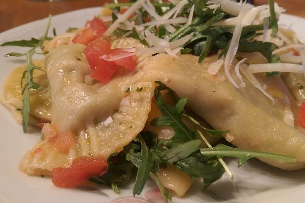 Ravioli, gefüllt mit Mozzarella, getrockneten Tomaten und Rucola von ...