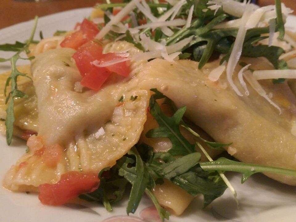 Ravioli mit Mozzarella, getrockneten Tomaten und Rucola