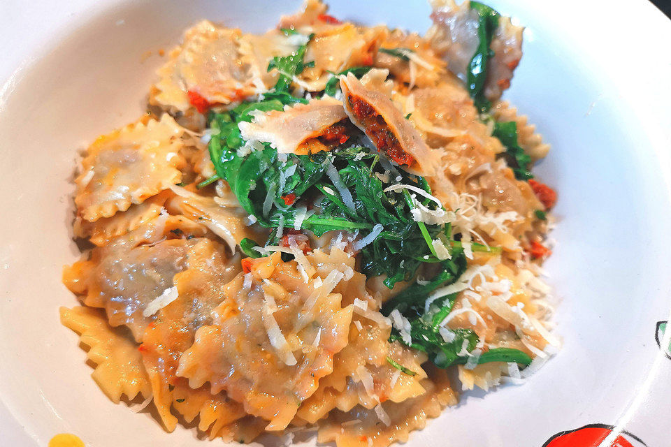 Ravioli, gefüllt mit Mozzarella, getrockneten Tomaten und Rucola