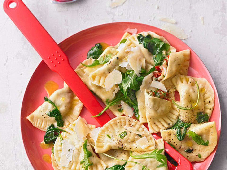 Ravioli, gefüllt mit Mozzarella, getrockneten Tomaten und Rucola